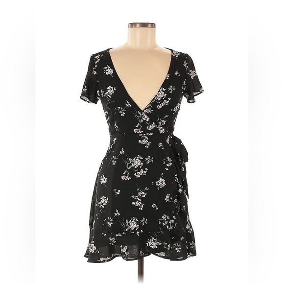 Abercrombie & Fitch Floral Black Wrap Ruffled Mini Short Sleeve - Size L - Picture 2 of 3
